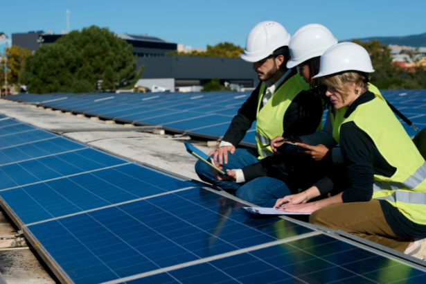 The compatibility of trussed slabs with electrical and hydraulic installations helps prevent structural conflicts during construction, as explained by Valderci Malagosini Machado.