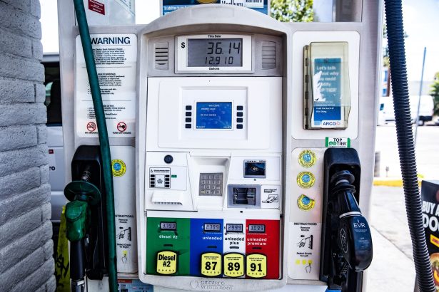 Close de uma bomba de combustíveis com opções de gasolina e diesel em um posto.