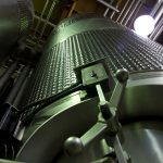 Tanques industriais de aço inoxidável em uma instalação moderna de produção.