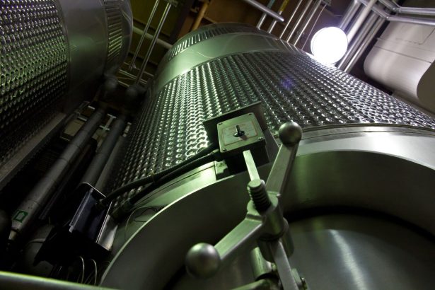 Tanques industriais de aço inoxidável em uma instalação moderna de produção.