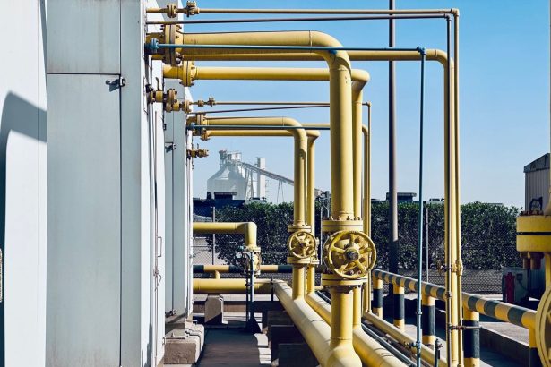 Tubulações industriais em uma unidade de processamento de gás natural.